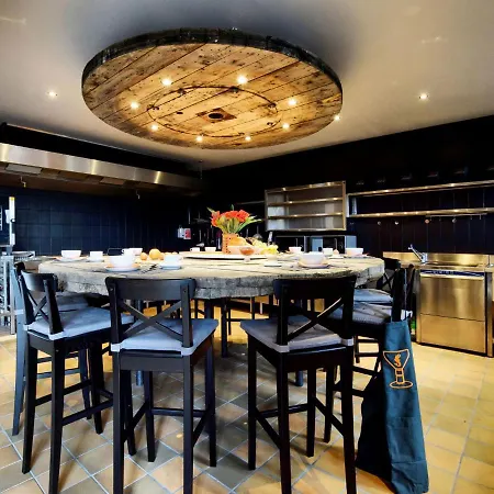 度假居 Group Retreat With *